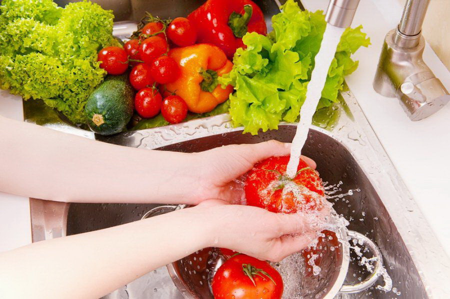 Мытье овощей проточной водой